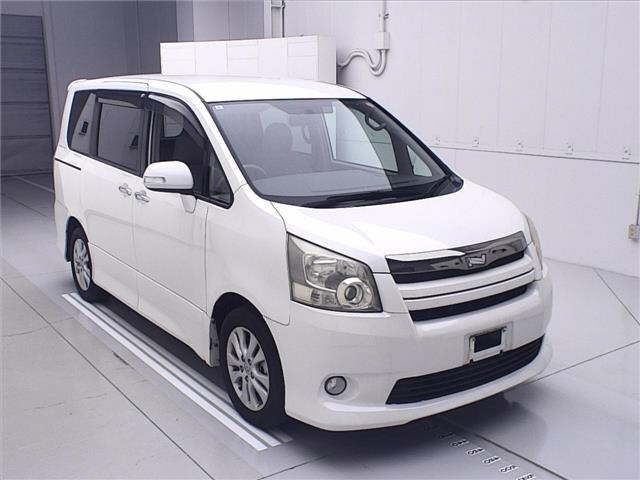 TOYOTA NOAH 2009