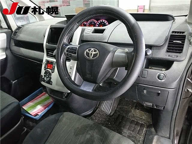 TOYOTA VOXY 2010