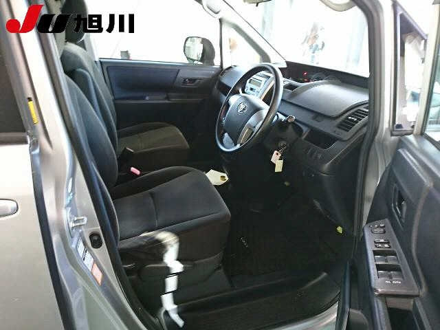 TOYOTA VOXY 2011