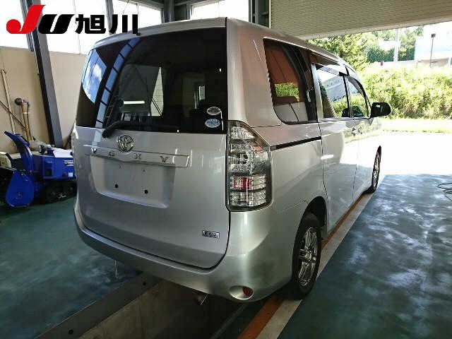 TOYOTA VOXY 2011