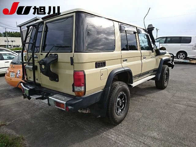 TOYOTA LAND CRUISER 2015