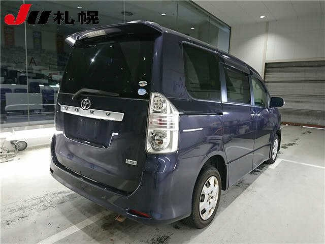 TOYOTA VOXY 2010