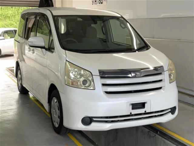 TOYOTA NOAH 2010