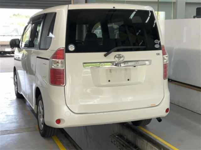 TOYOTA NOAH 2010