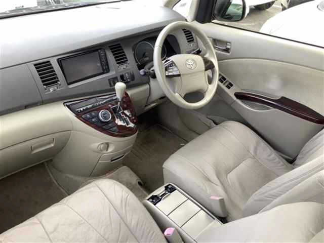 TOYOTA ISIS 2011