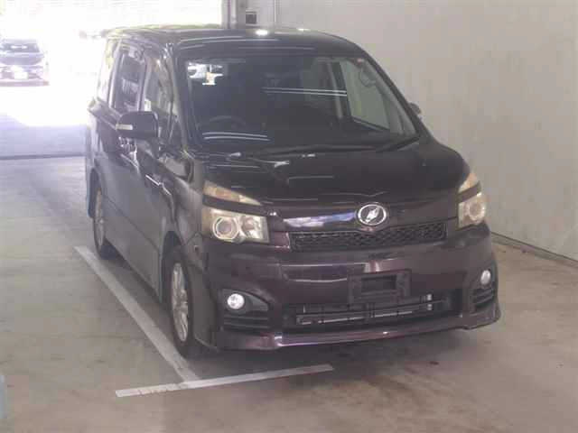 TOYOTA VOXY 2010