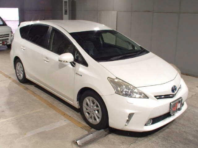 TOYOTA PRIUS ALPHA 2013