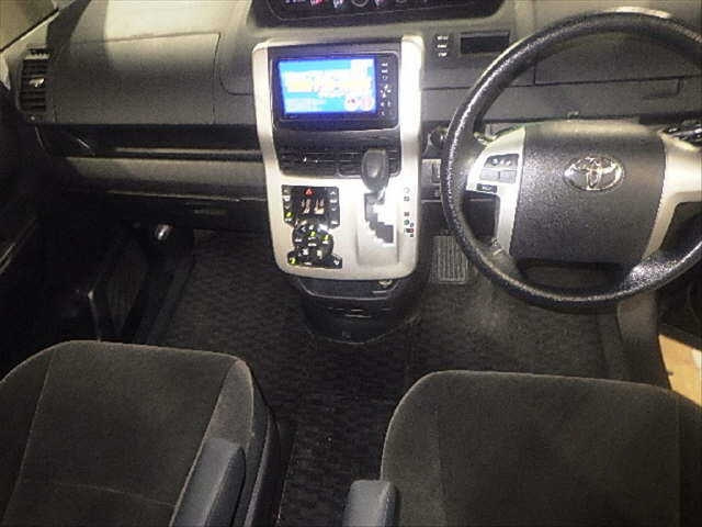 TOYOTA VOXY 2011