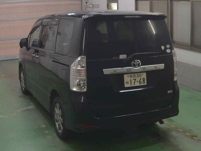 TOYOTA VOXY 2009