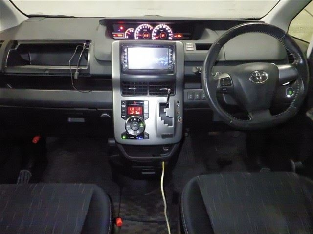 TOYOTA VOXY 2012
