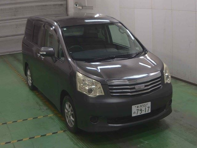 TOYOTA NOAH 2010