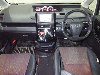 TOYOTA VOXY 2010