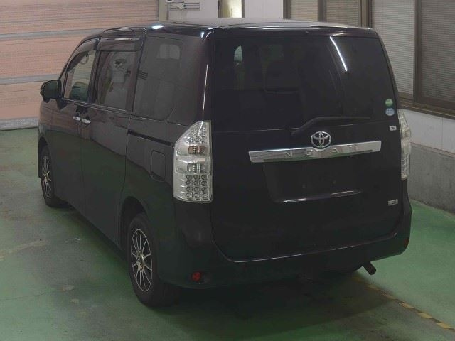 TOYOTA NOAH 2013