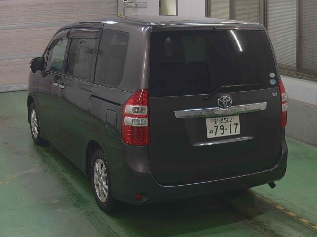 TOYOTA NOAH 2010
