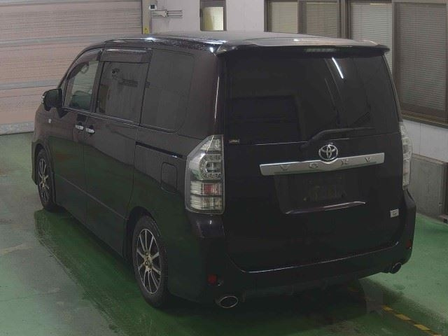 TOYOTA VOXY 2010