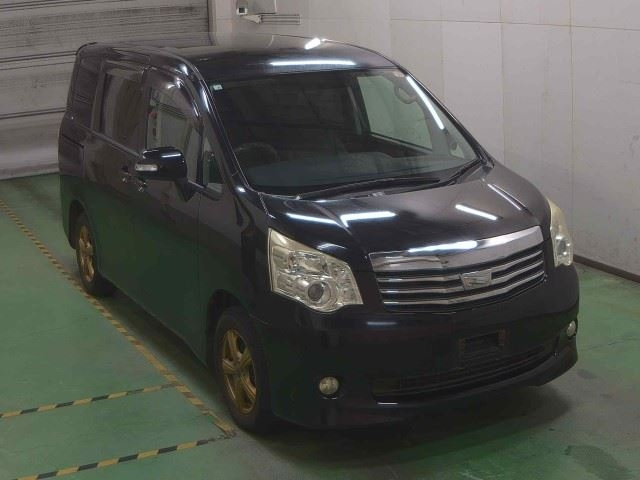 TOYOTA NOAH 2010