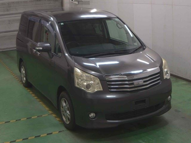 TOYOTA NOAH 2010