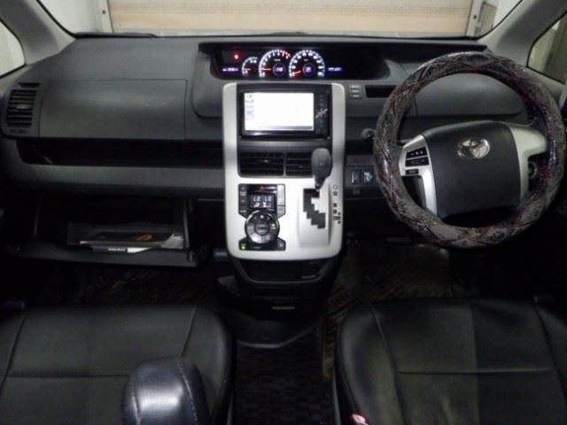 TOYOTA NOAH 2010