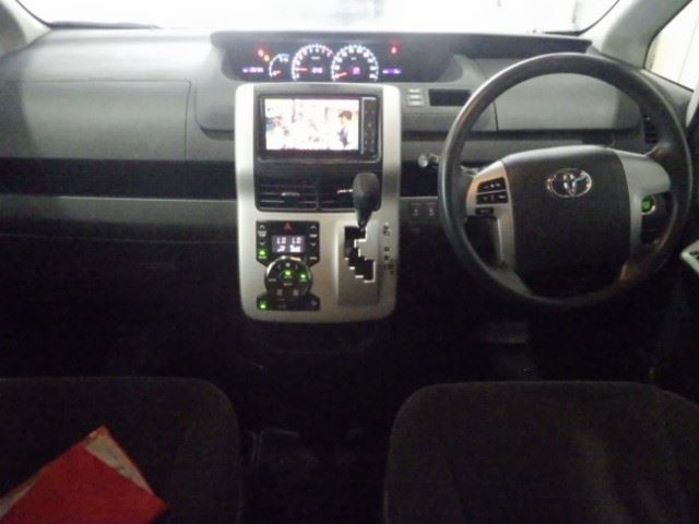 TOYOTA NOAH 2010