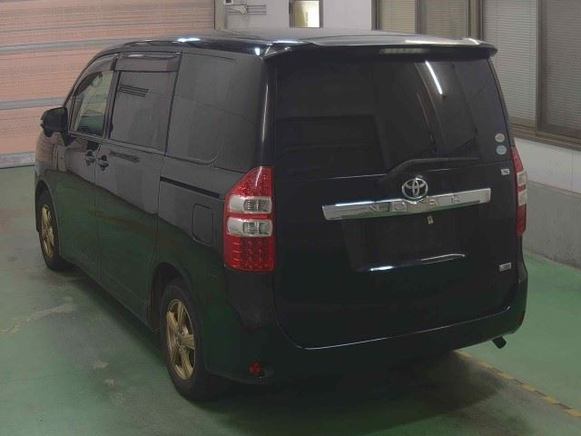 TOYOTA NOAH 2010