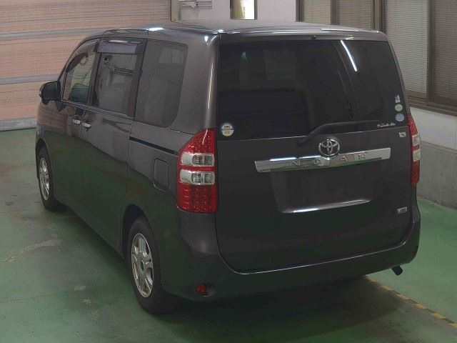 TOYOTA NOAH 2010