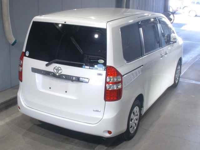 TOYOTA NOAH 2010