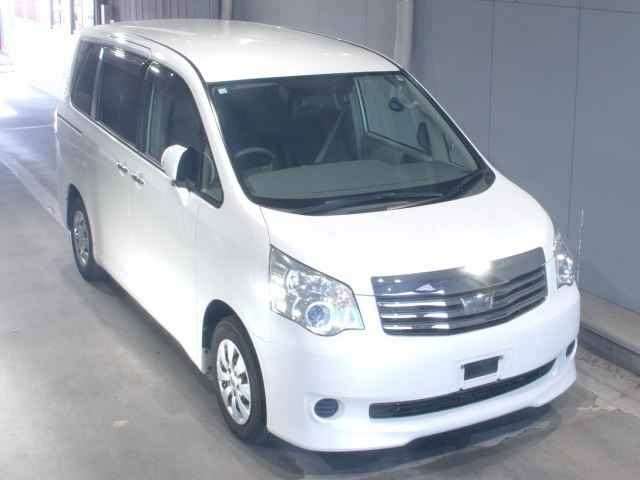 TOYOTA NOAH 2010