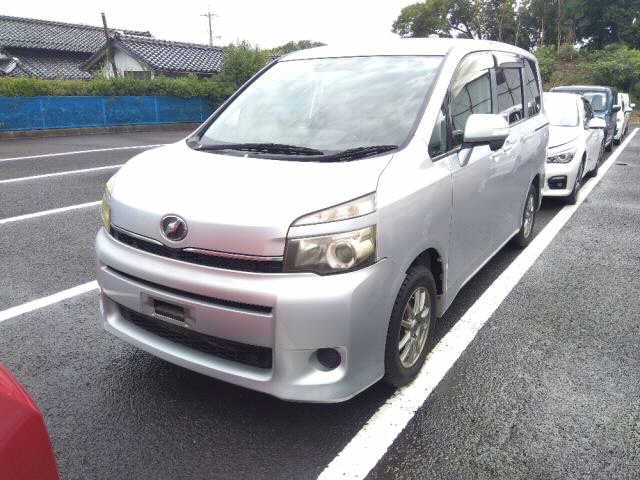 TOYOTA VOXY 2010