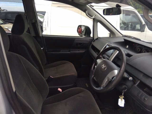 TOYOTA VOXY 2010