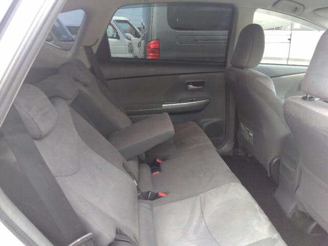 TOYOTA PRIUS ALPHA 2013