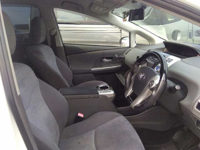 TOYOTA PRIUS ALPHA 2013