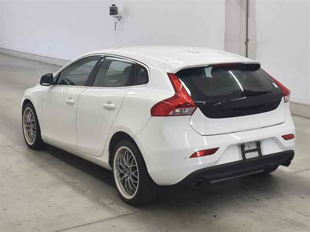 VOLVO V40 2015