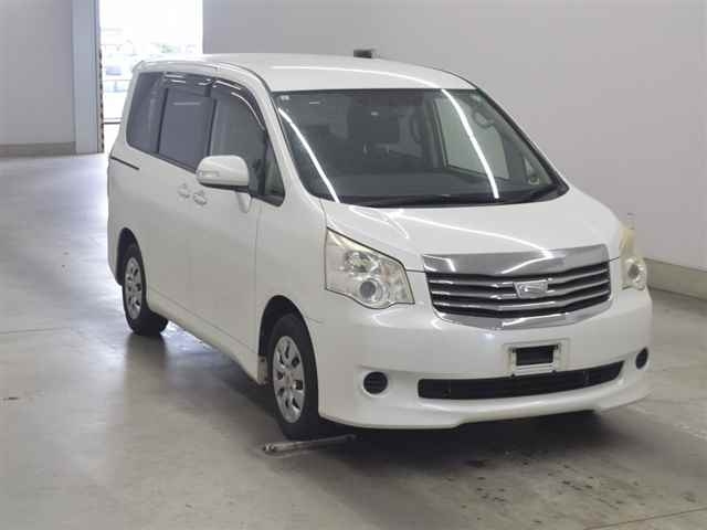 TOYOTA NOAH 2013
