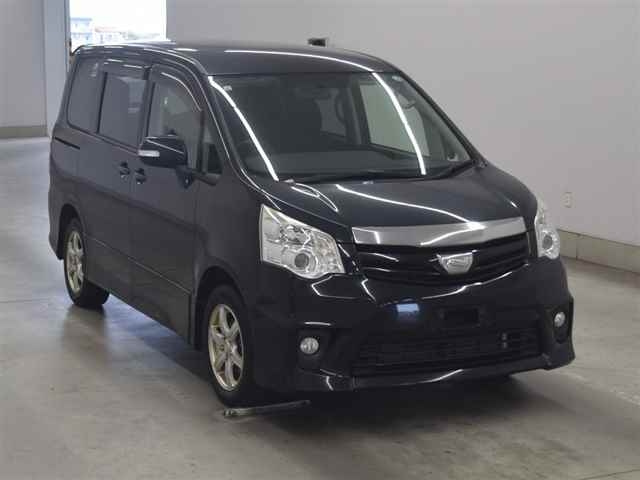 TOYOTA NOAH 2013