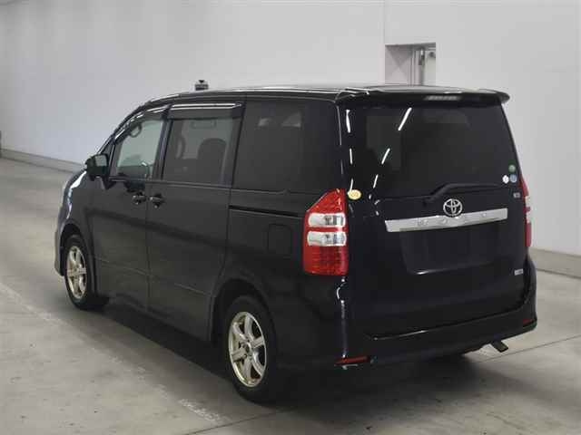 TOYOTA NOAH 2013