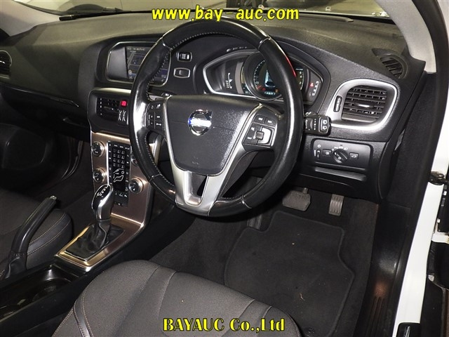 VOLVO V40 2015