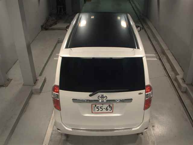 TOYOTA NOAH 2008