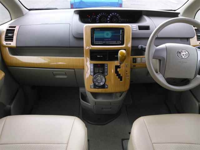 TOYOTA NOAH 2008