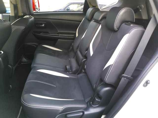 TOYOTA PRIUS ALPHA 2015