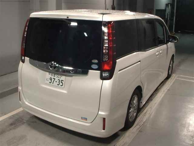 TOYOTA NOAH 2015
