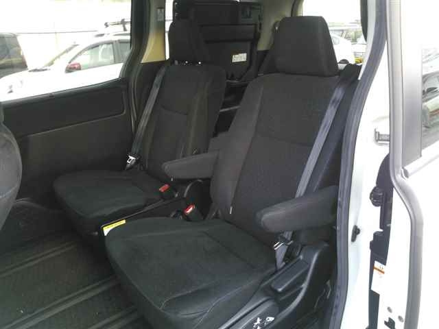 TOYOTA NOAH 2015