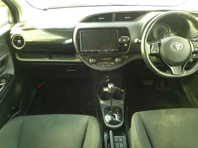 TOYOTA VITZ 2017