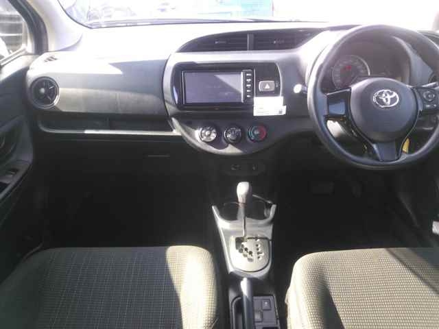 TOYOTA VITZ 2017