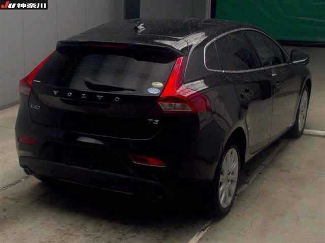 VOLVO V40 2016