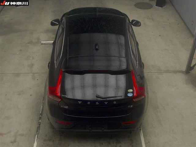 VOLVO V40 2016