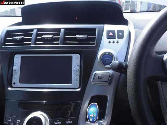 TOYOTA PRIUS ALPHA 2013