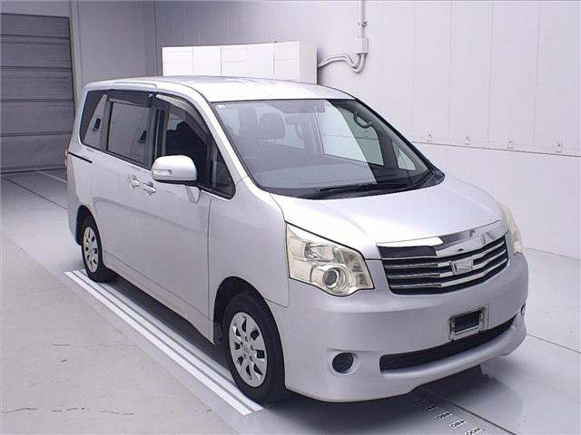 TOYOTA NOAH 2010
