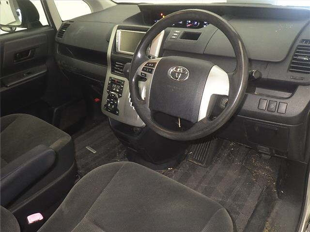 TOYOTA NOAH 2010
