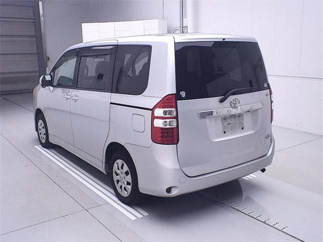 TOYOTA NOAH 2010