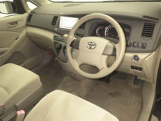 TOYOTA ISIS 2011
